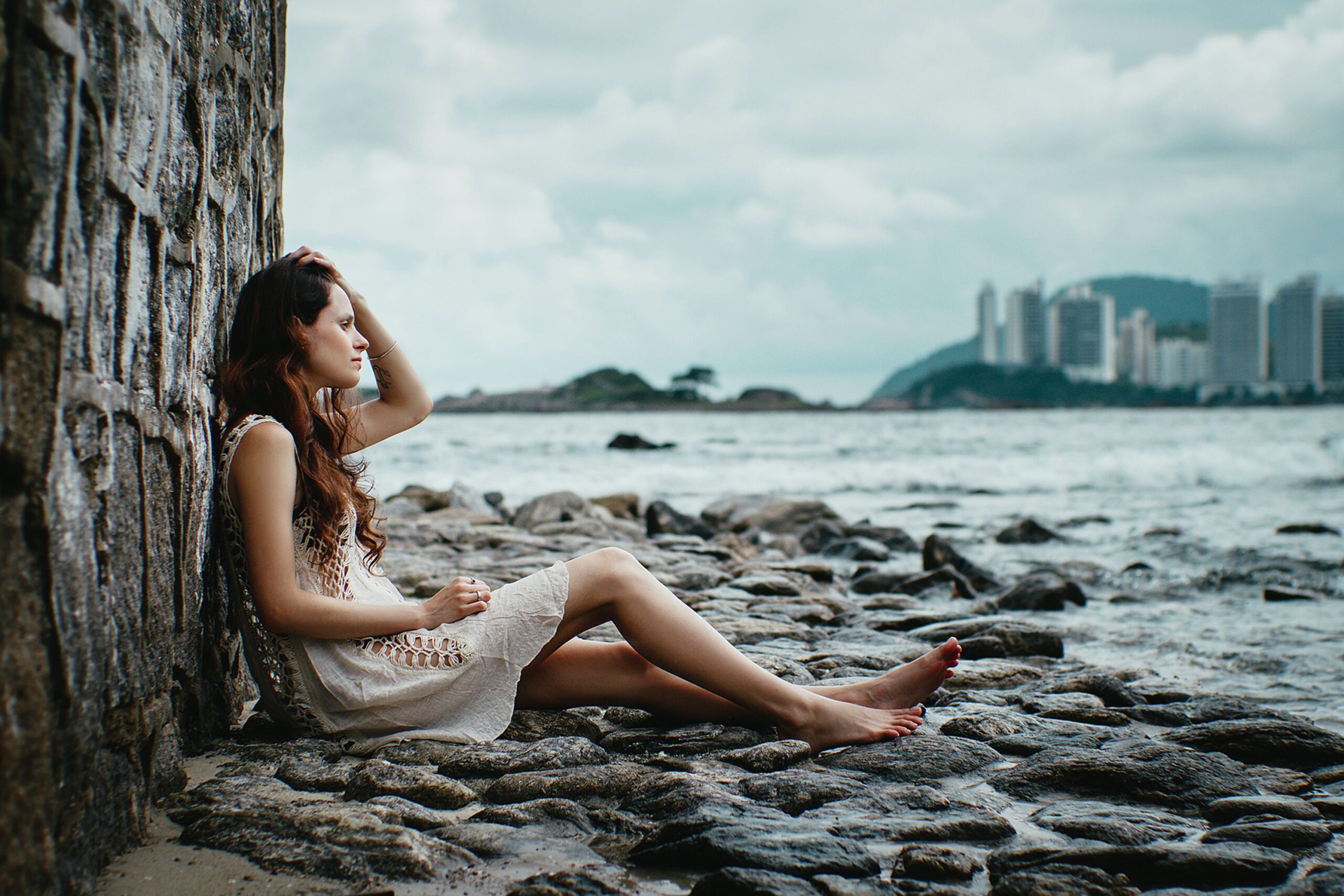 海辺で黄昏ている女性