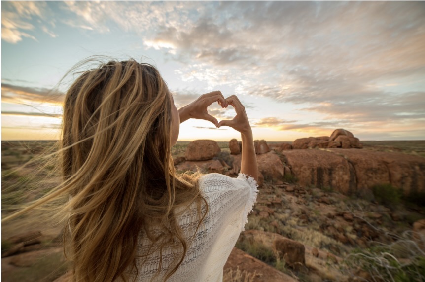 ハートを作る女性
