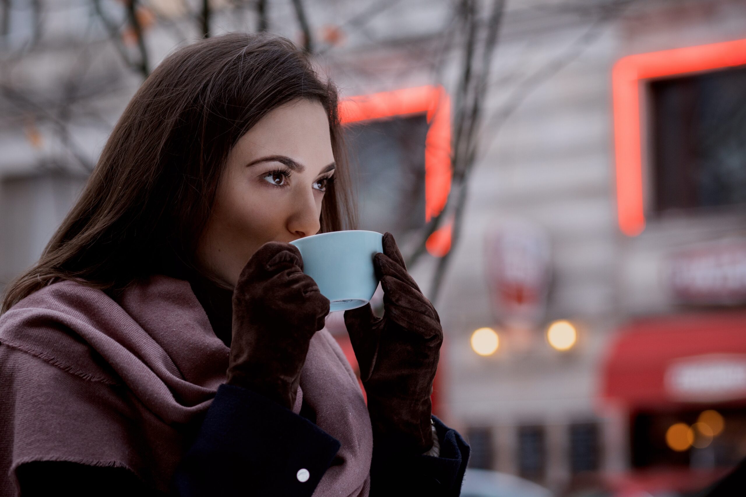 コーヒーを飲む女性