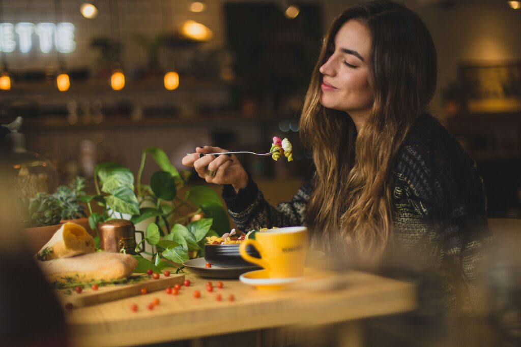 食事を楽しむ女性