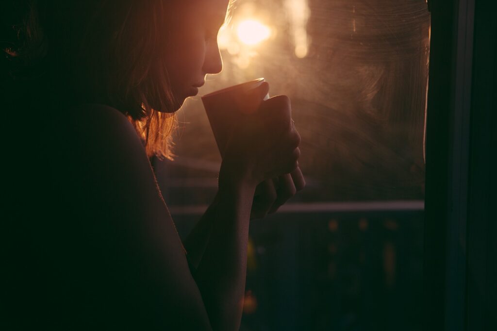 コーヒーを飲む女性