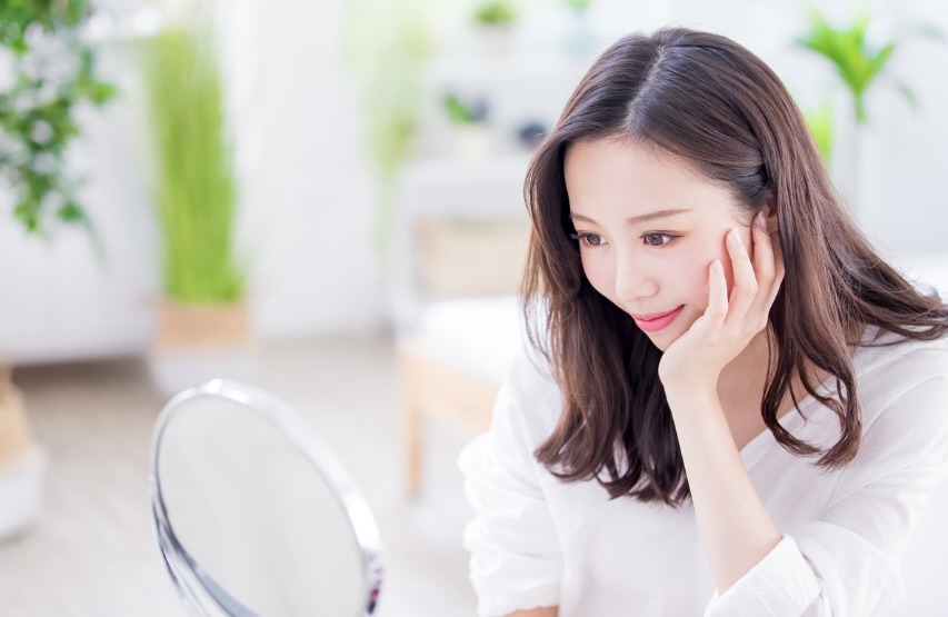 鏡を見る女性