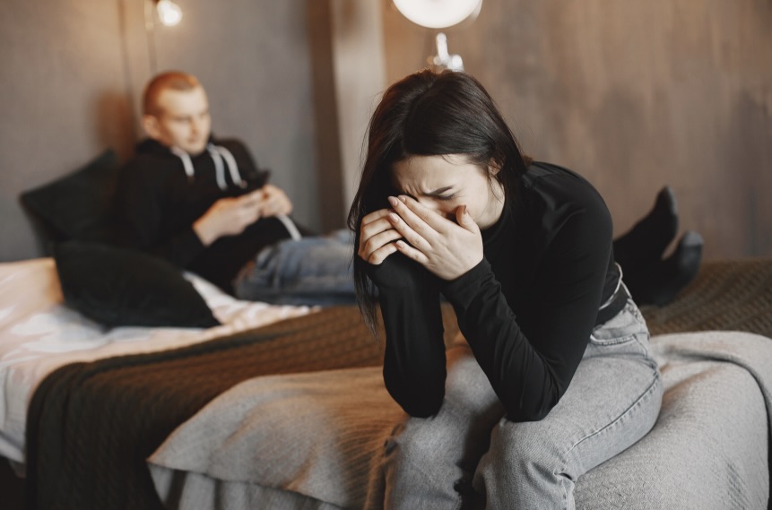 泣いている女性とそれを気にしない男性