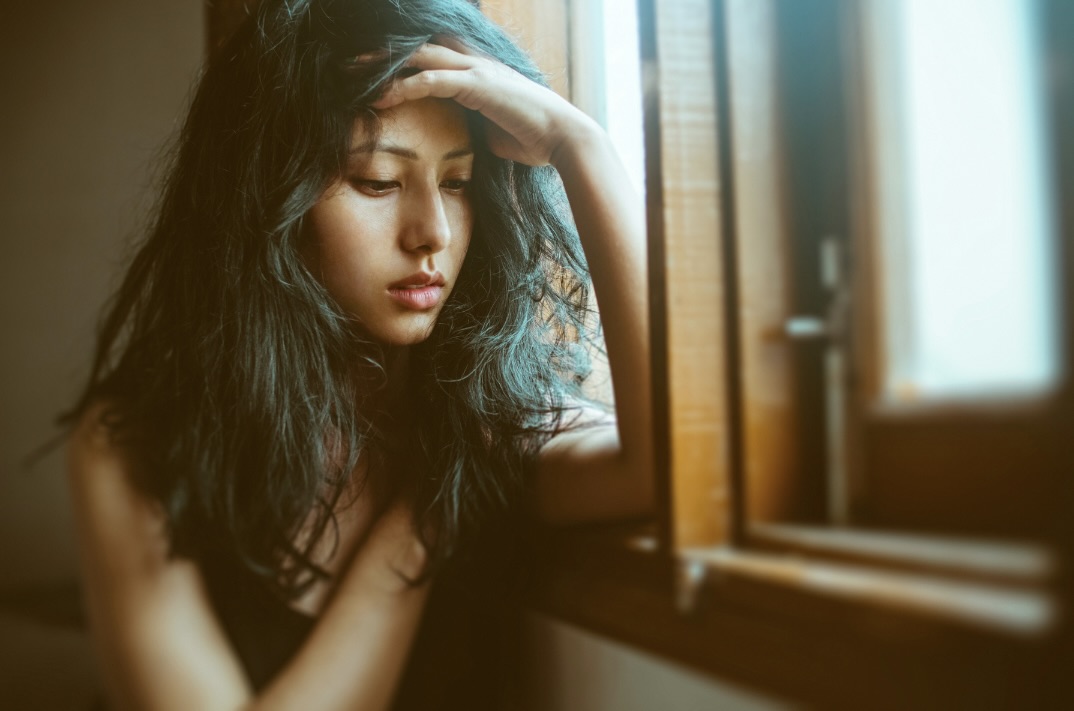 悩む女性