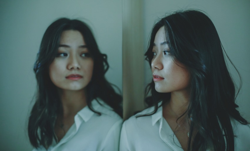 鏡を見る女性
