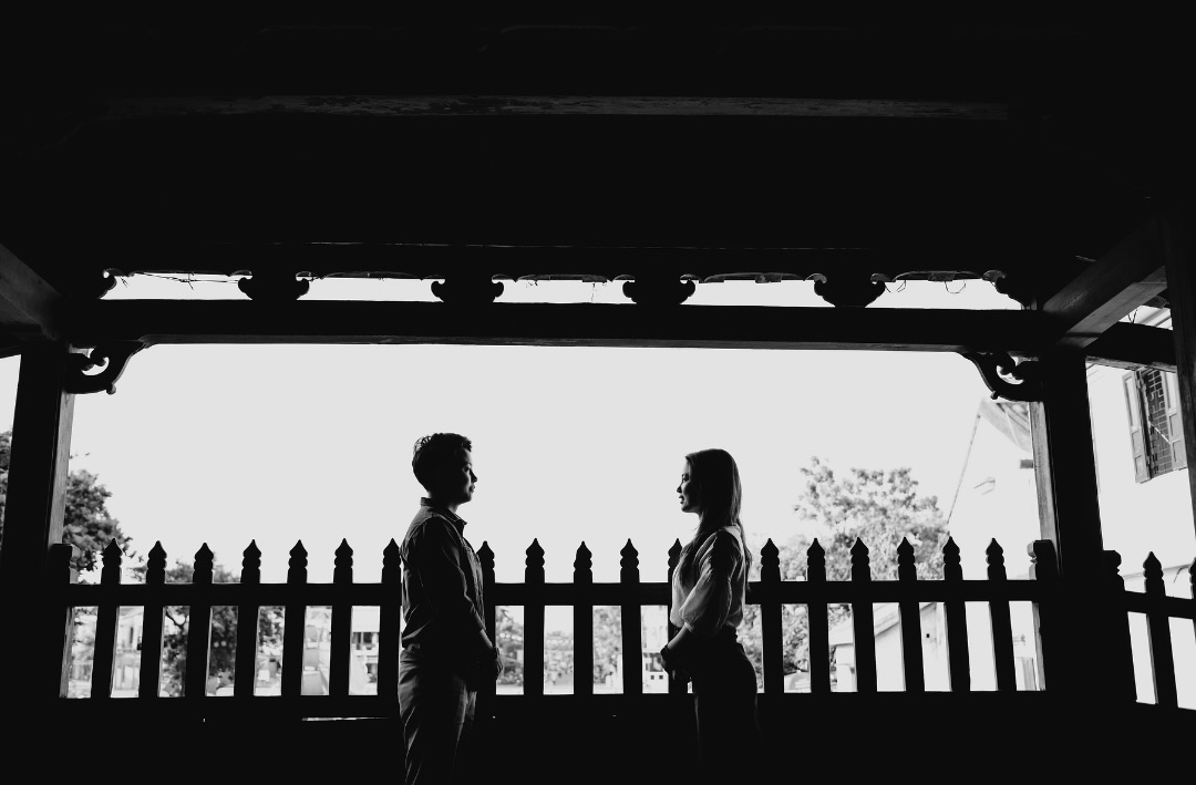 向き合う男女