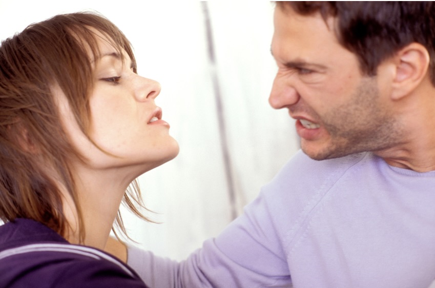 女性を殴る男性