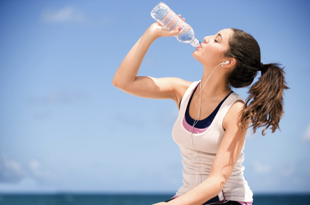 水を飲む女性