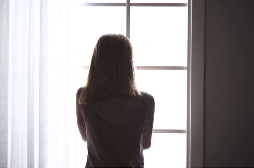 窓を眺める女性