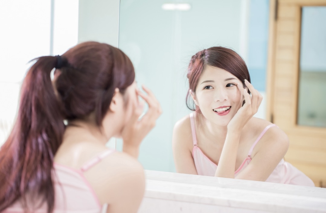 鏡を見る女性
