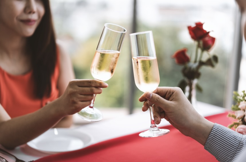 乾杯する男女