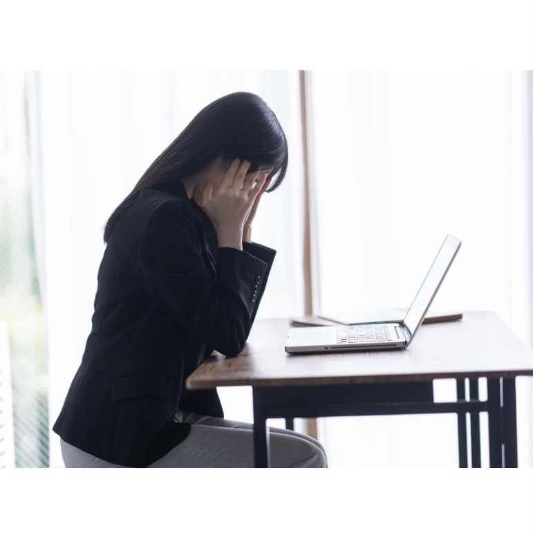 頭を抱える女性