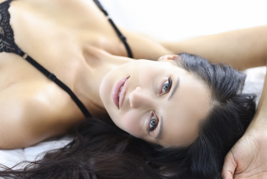 横になっている女性