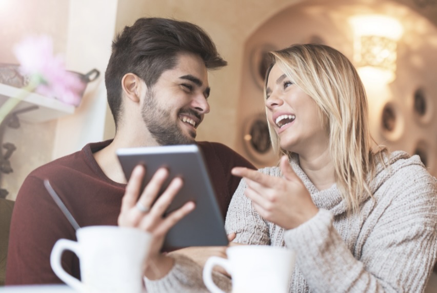 楽しく会話するカップル