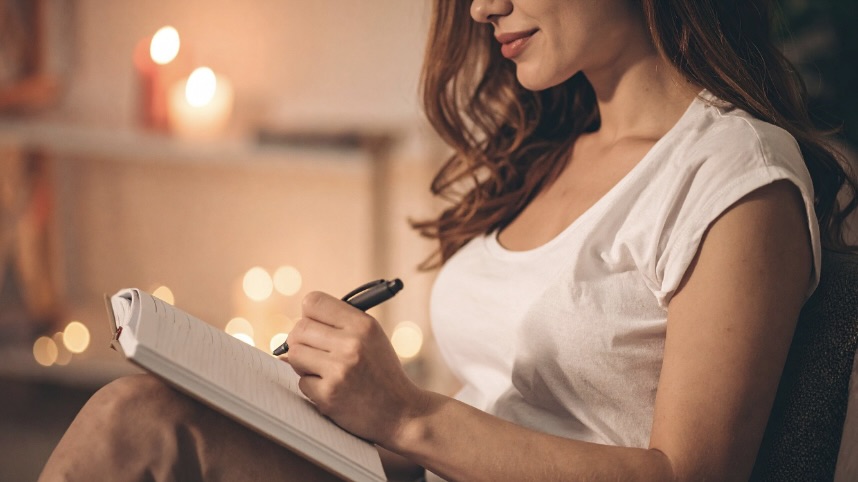 日記を書く女性