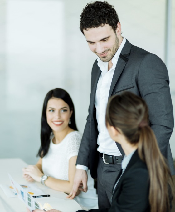 ミーティング中の男女