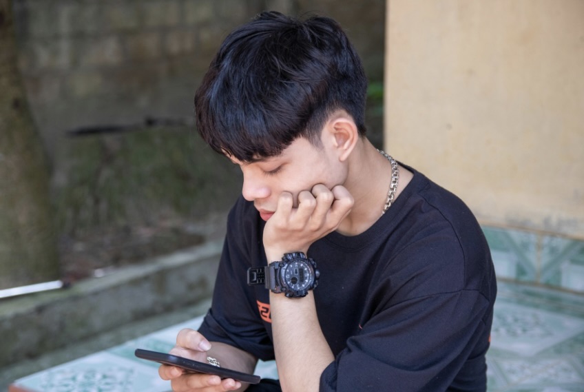 スマホを眺めている男性