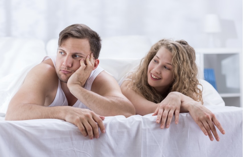 そっぽを向く男性