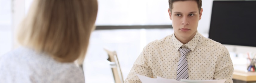 女性を見つめる男性