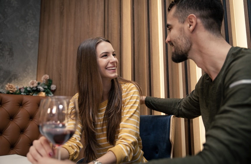 会話している男女