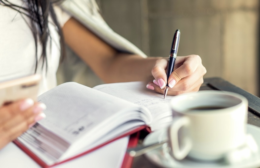日記を書く女性