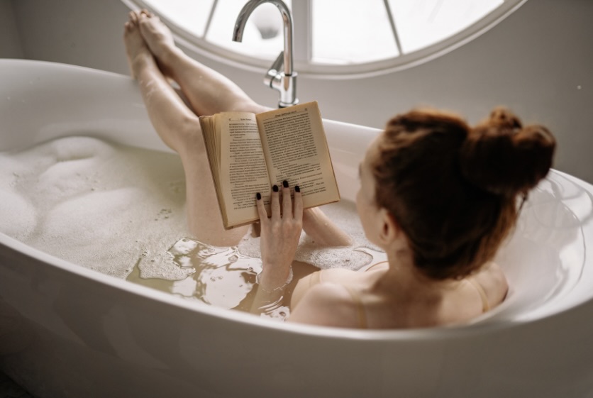 お風呂で読書する女性