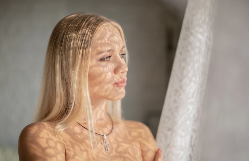 窓の外を見る女性