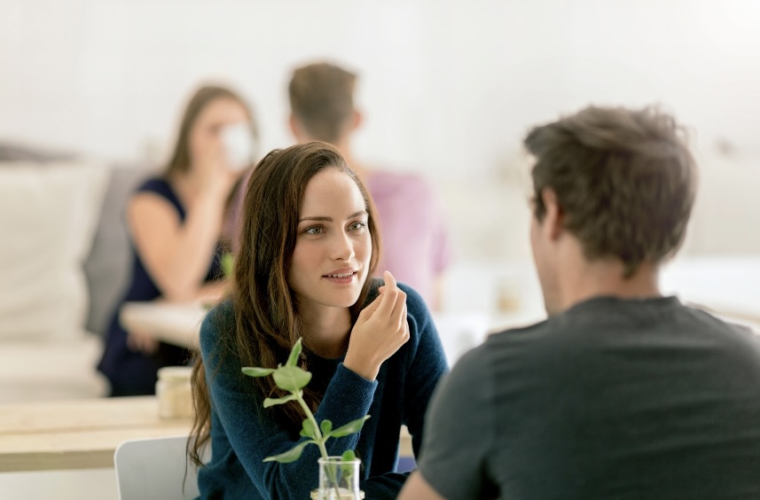 話しているカップル