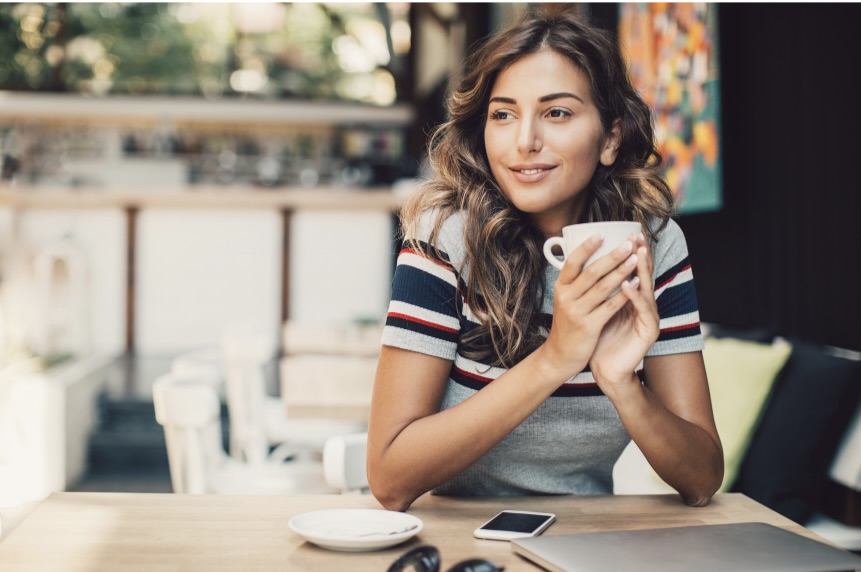 コーヒーを飲む女性