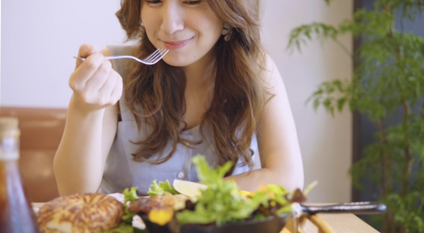 ご飯を食べる女性
