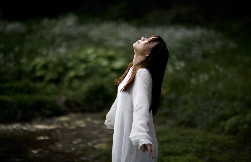 空を見上げる女性