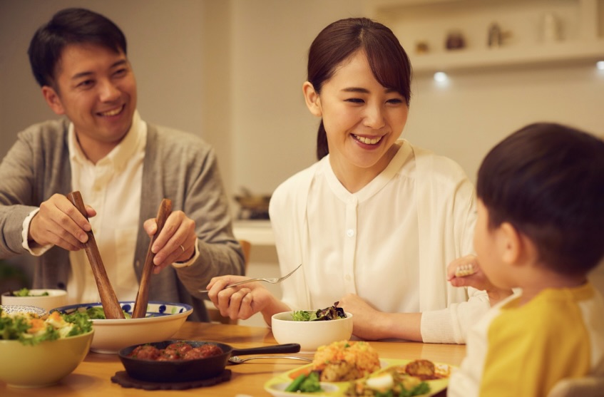 笑顔で食卓を囲む家族
