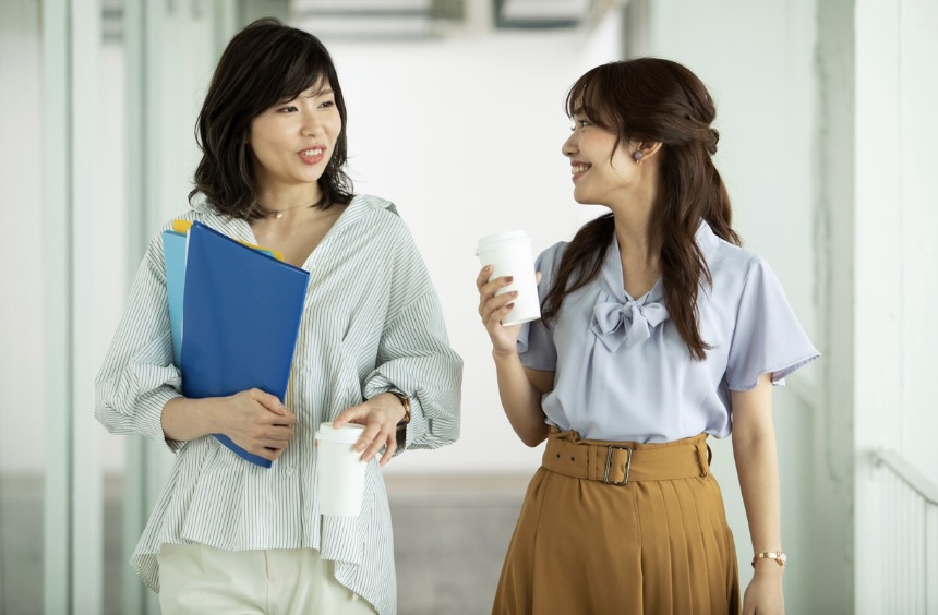 会話してる女性