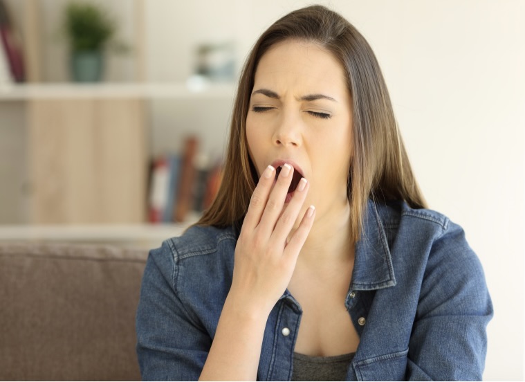 あくびをする女性