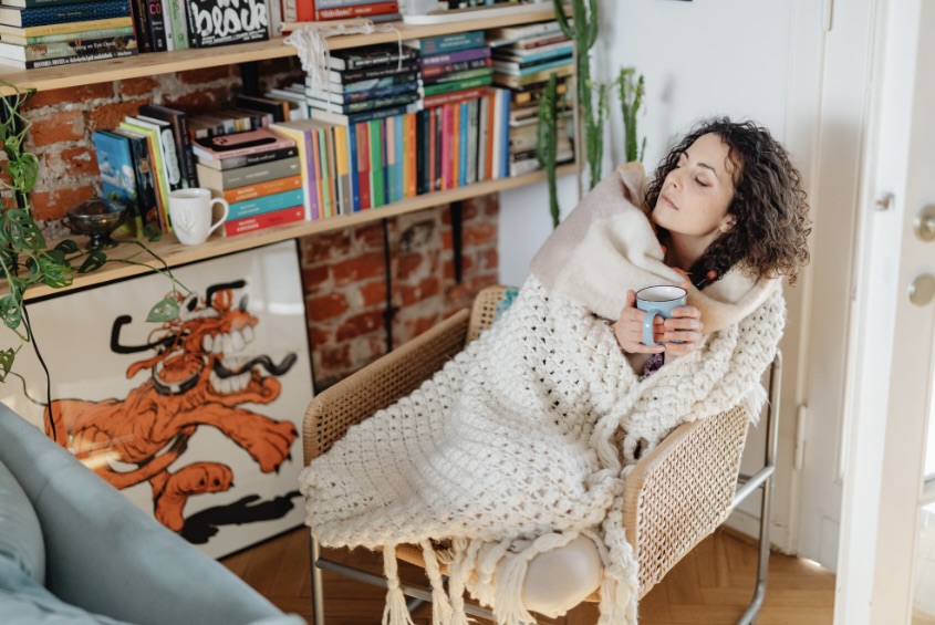 休憩してる女性