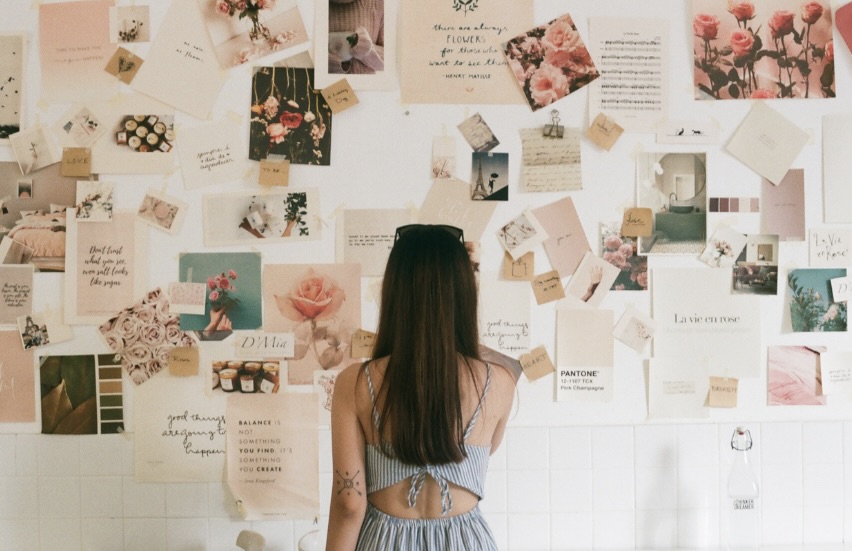 画像を見てる女性