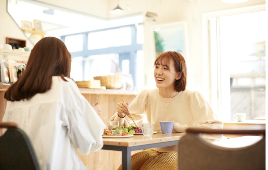 ランチをする女性