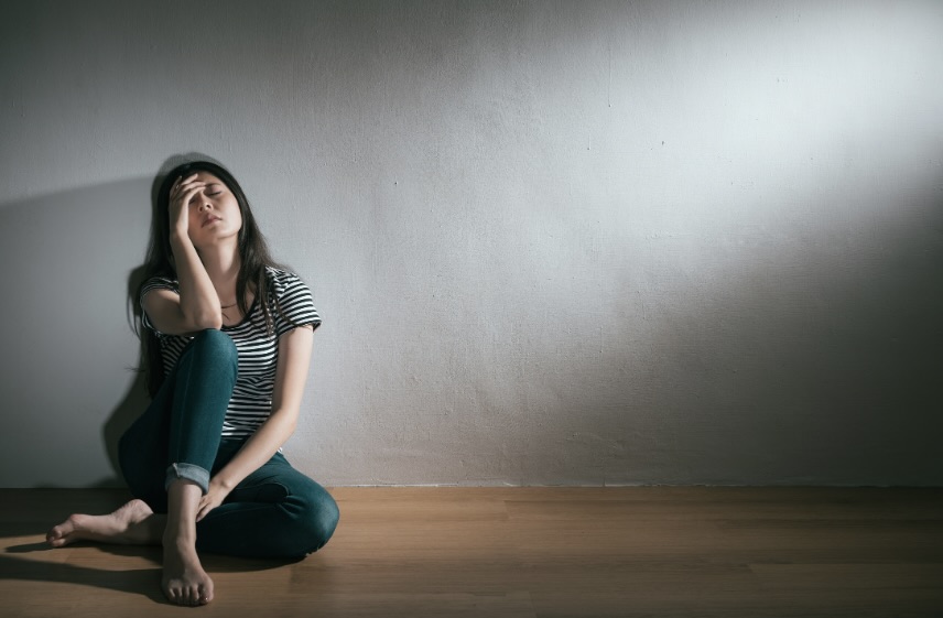 頭を抱える女性