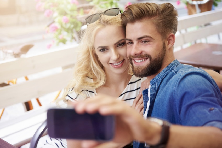 写真を撮るカップル