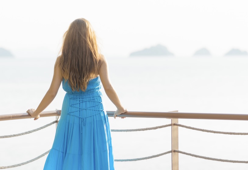 海を眺める女性