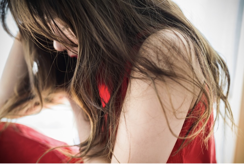 頭を抱える女性