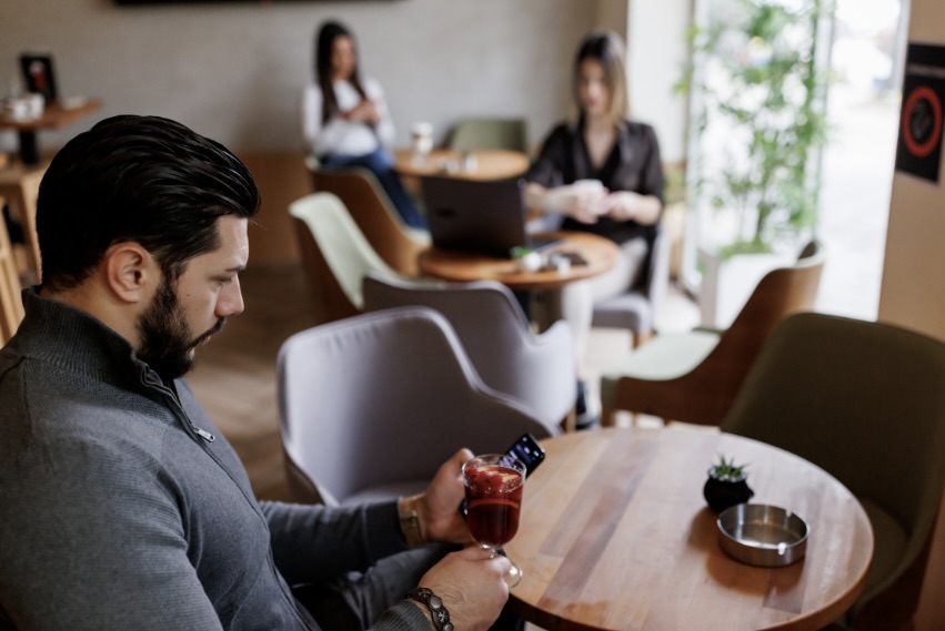 カフェでくつろぐ男性